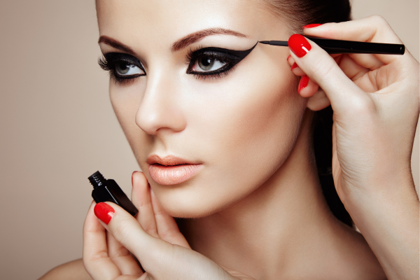 Graphic liner look