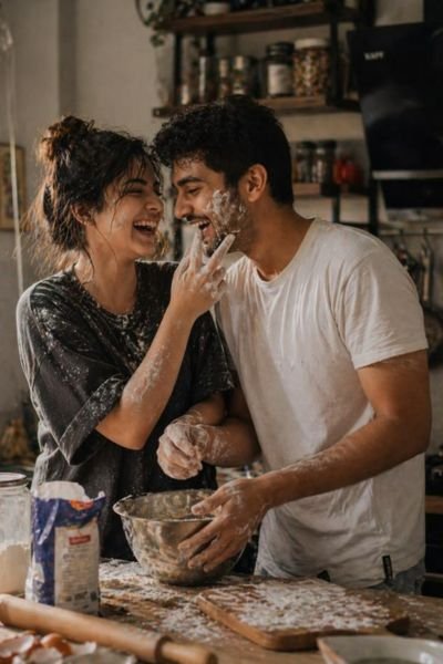 Couple Photography Poses: 15+ Romantic and Creative Ideas for Stunning Photos 15 cooking together picture idea
