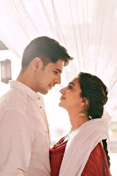 Couple Photography Poses: 15+ Romantic and Creative Ideas for Stunning Photos 3 couple pose idea looking each other