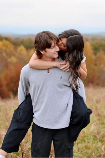Couple Photography Poses: 15+ Romantic and Creative Ideas for Stunning Photos 9 cute couple pose idea