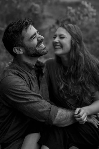 Couple Photography Poses: 15+ Romantic and Creative Ideas for Stunning Photos 10 laughing together cute couple pose