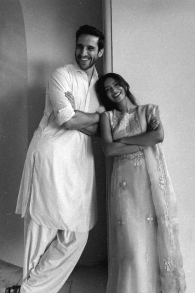 Couple Photography Poses: 15+ Romantic and Creative Ideas for Stunning Photos 5 side by side standing pose