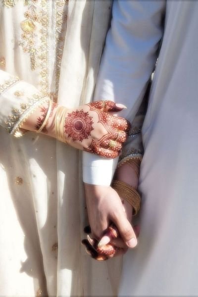 Couple Photography Poses: 15+ Romantic and Creative Ideas for Stunning Photos 2 simple hand holding pose idea