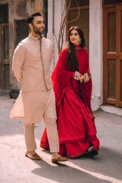 Couple Photography Poses: 15+ Romantic and Creative Ideas for Stunning Photos 11 walking couple pose